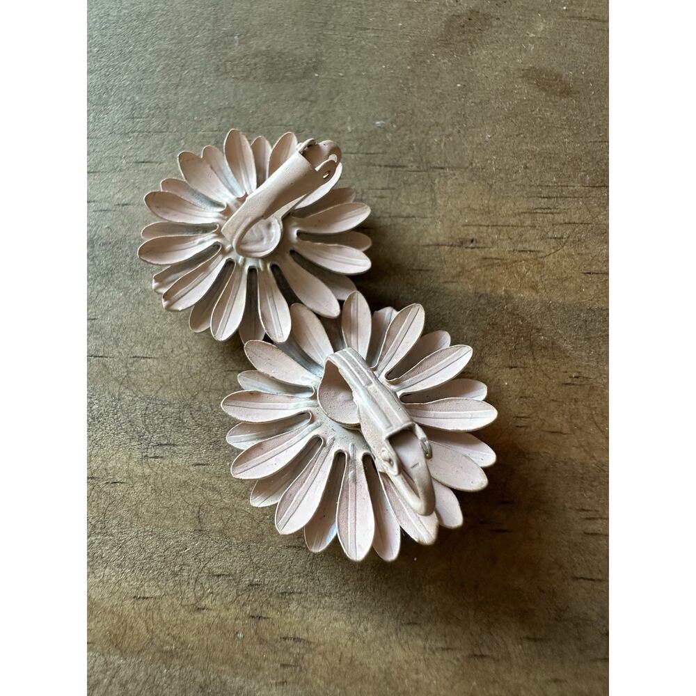 Vintage Flower Pink Metal Clip On Earrings - Picture 2 of 2